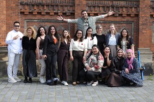Gruppenbild der Absolventen vor der Feierstunde