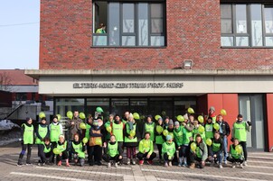 Foto der Laufgruppe vor dem Kinderkrankenhaus